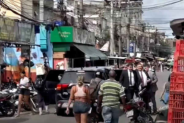 O ministro da Justiça, Flávio Dino, desce de carro ao chegar ao Complexo da Maré, no Rio de Janeiro, na segunda (13)