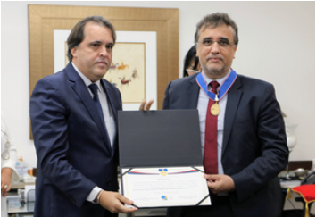 Honraria é oferecida pelo TRE-BA àqueles que tenham contribuído destacadamente com a Justiça Eleitoral Honraria é oferecida pelo TRE-BA àqueles que tenham contribuído destacadamente com a Justiça Eleitoral