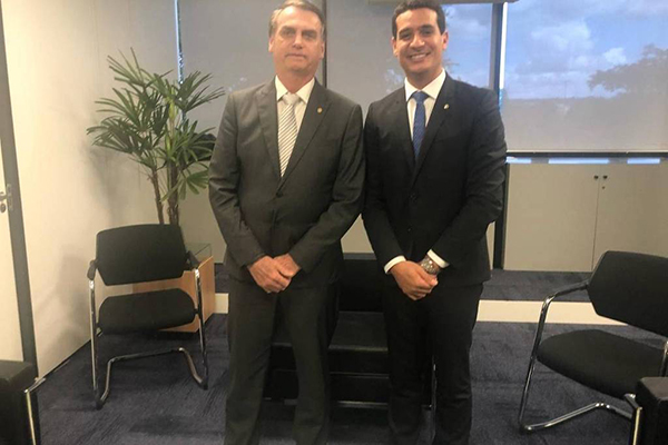 Ex-presidente da Anadef, Igor Roque, posa para foto ao lado do ex-presidente Jair Bolsonaro (PL)