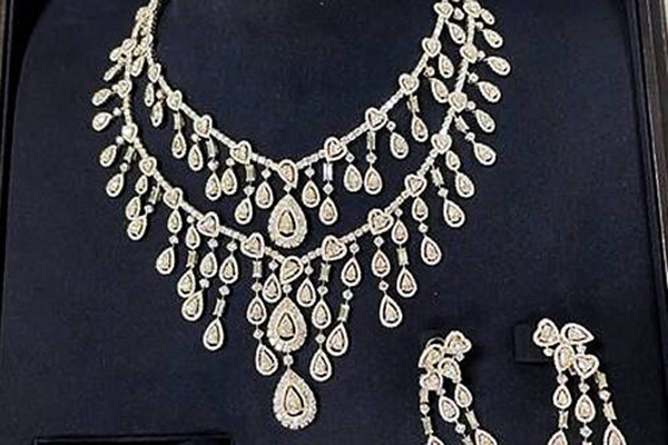 Joias que o ex-presidente Jair Bolsonaro (PL) tentou trazer ilegalmente ao Brasil, para a ex-primeira-dama Michelle Bolsonaro