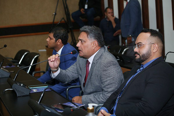 Ao centro, o deputado estadual Luciano Araujo (Solidariedade) Ao centro, o deputado estadual Luciano Araujo (Solidariedade)