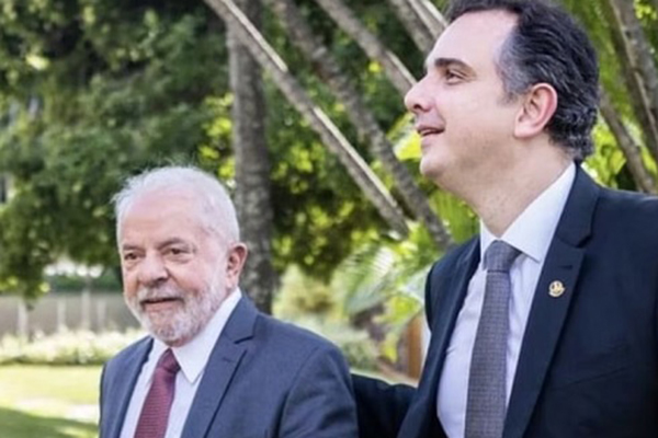 Presidente do Senado, Rodrigo Pacheco (PSD-MG), disse a Lula (PT) que sessão do Congresso não deve ser adiada Presidente do Senado, Rodrigo Pacheco (PSD-MG), disse a Lula (PT) que sessão do Congresso não deve ser adiada