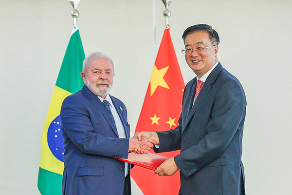 O presidente Luiz Inacio Lula da Silva durante encontro com o embaixador da China no Brasil, Zhu Qingqiao O presidente Luiz Inacio Lula da Silva durante encontro com o embaixador da China no Brasil, Zhu Qingqiao