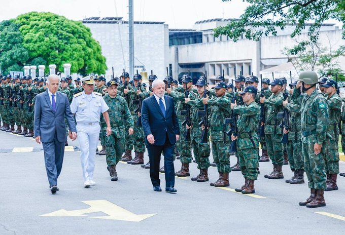 O presidente Lula visitou nesta quarta-feira (15) o comando da Marinha