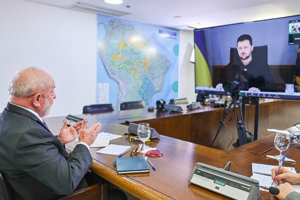 O presidente Luiz Inácio Lula da Silva (PT) conversou na tarde desta quinta-feira (2) com o líder ucraniano, Volodimir Zelenski