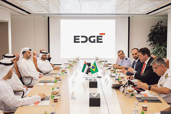 Degaut (ao centro, à direita) e Eduardo Bolsonaro em reunião no Edge Group, em maio de 2022 Degaut (ao centro, à direita) e Eduardo Bolsonaro em reunião no Edge Group, em maio de 2022