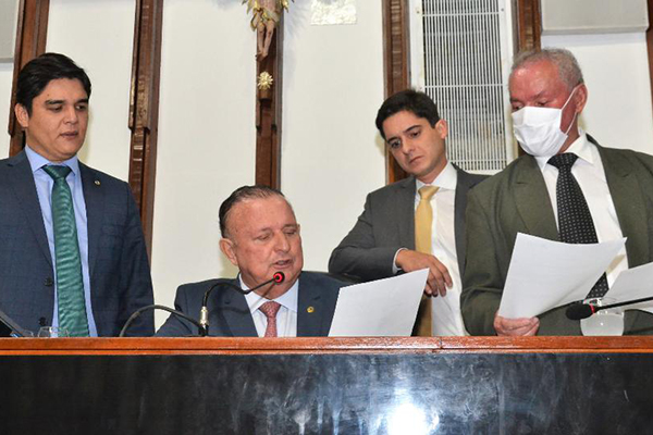 Votação foi coordenada pelo presidente da Assembleia, Adolfo Menezes