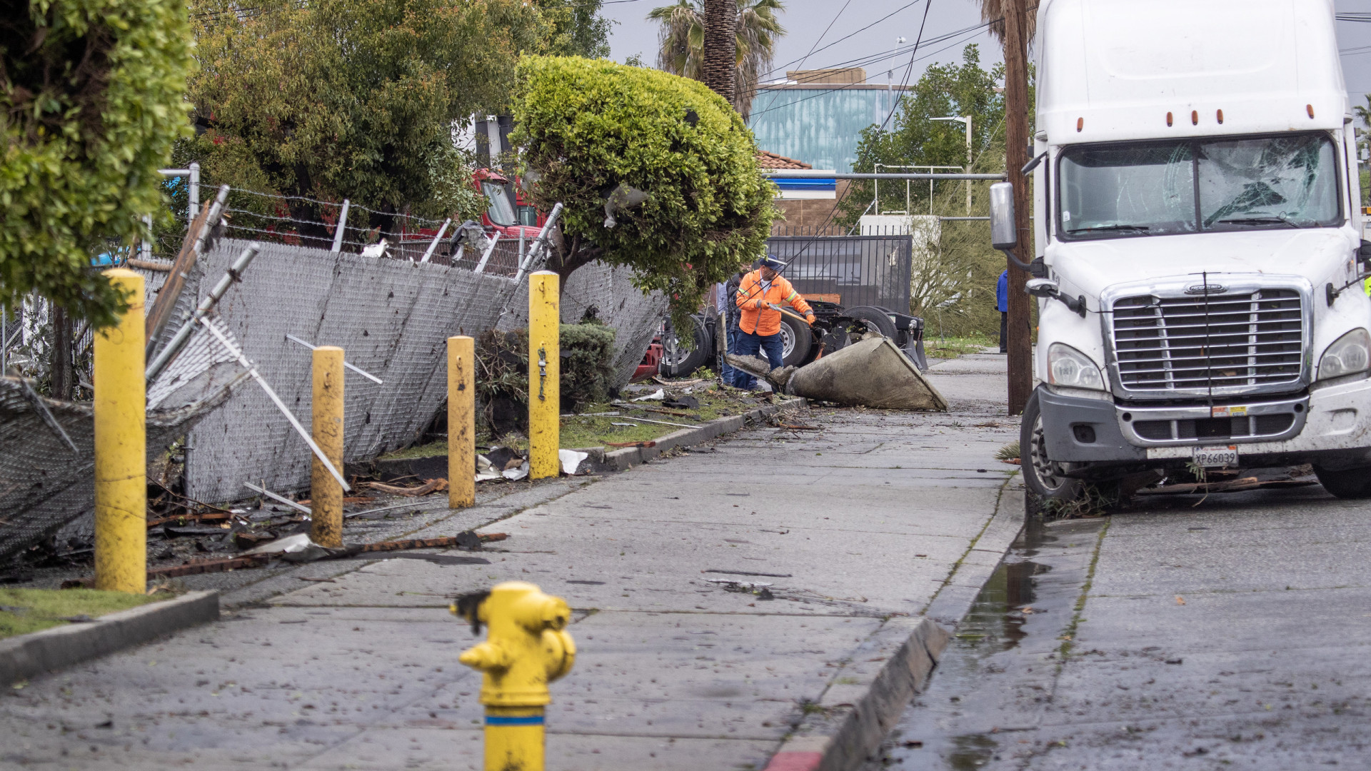 Outras quatro pessoas também estão desaparecidas e dezenas ficaram feridas Outras quatro pessoas também estão desaparecidas e dezenas ficaram feridas
