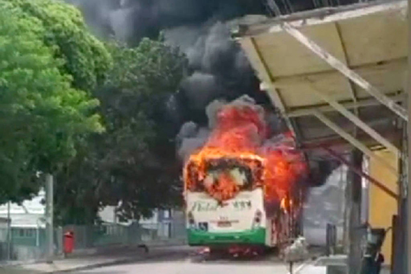 Ônibus é incendiado nesta terça-feira (14) em Natal Ônibus é incendiado nesta terça-feira (14) em Natal
