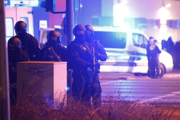 Policiais e socorristas em área próxima à região do ataque a tiros em Hamburgo, na Alemanha