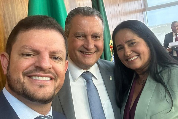O prefeito de Belo Campo, Quinho, o ministro Rui Costa e a prefeita de Banzaê, Jailma Dantas O prefeito de Belo Campo, Quinho, o ministro Rui Costa e a prefeita de Banzaê, Jailma Dantas