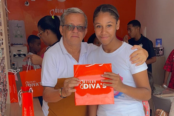 Deputado Raimundinho da JR (PL) distribuiu óculos e cestas básicas para crianças e adolescentes de Dias D´Ávila Deputado Raimundinho da JR (PL) distribuiu óculos e cestas básicas para crianças e adolescentes de Dias D´Ávila