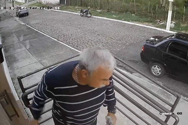Imagem de câmera de segurança mostra o coronel da FAB Roberto Perdiza deixando o condomínio onde residia pela última vez