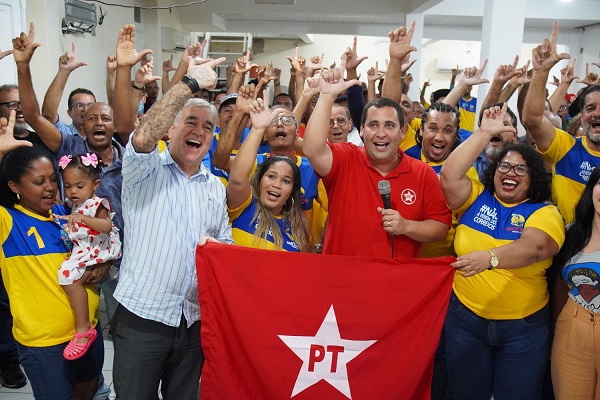 Trabalhadores dos Correios se filiaram ao PT Trabalhadores dos Correios se filiaram ao PT