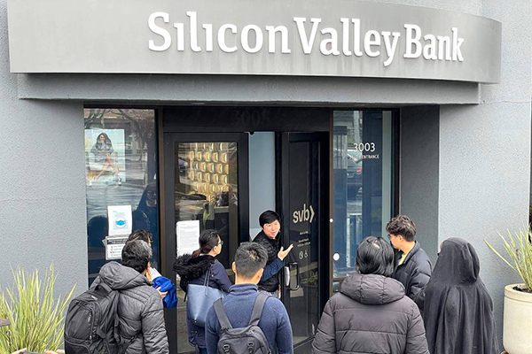 Funcionário do Silicon Valley Bank informa aos clientes que banco está fechado nesta sexta (10)