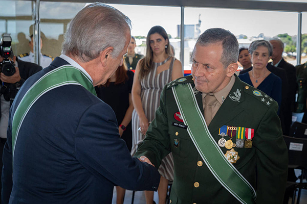 O general Tomás Paiva, comandante do Exército, cumprimenta o ministro da Defesa, José Múcio, durante solenidade de passagem do comando do Exército