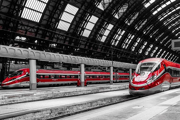 Trem de alta velocidade administrado pela Ferrovie dello Stato, estatal que gere a infraestrutura e serviços na rede ferroviária italiana