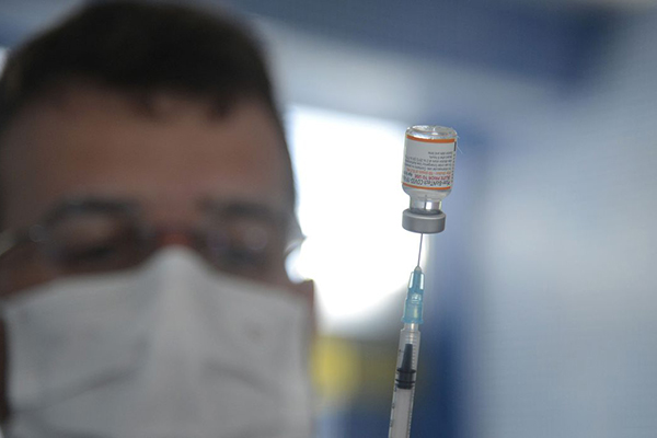 Vacinação com pelo menos duas doses reduz em mais de 40% o risco de Covid longa Vacinação com pelo menos duas doses reduz em mais de 40% o risco de Covid longa