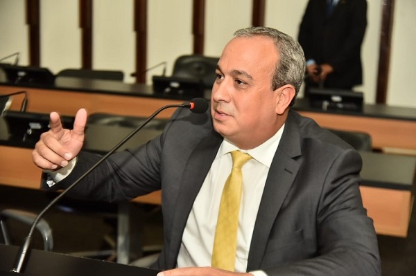 O deputado Vitor Azevedo