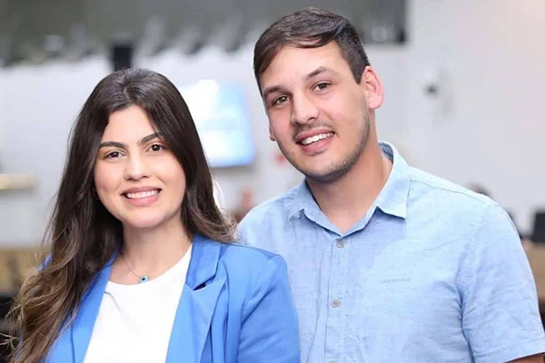 Yanny Brenna, presidente da Câmara Municipal de Juazeiro do Norte (CE), ao lado do noivo, Rickson Pinto