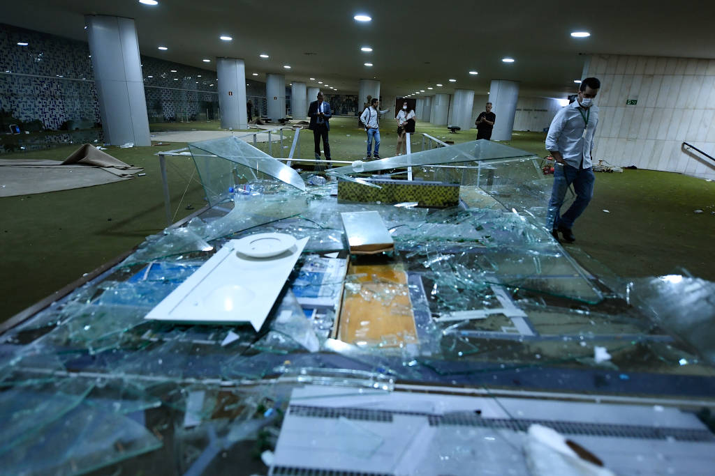 Maquete do Congresso Nacional, exposta no Salão Verde da Câmara, quebrada após ataques de 8 de janeiro
