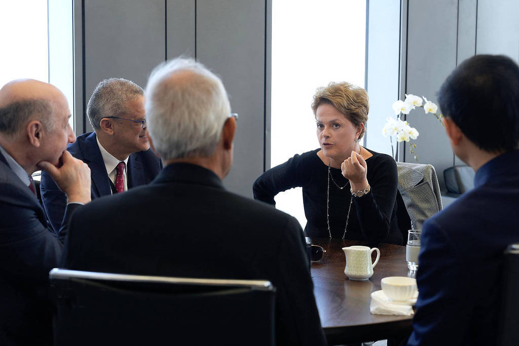 A ex-presidente Dilma Rousseff é recebida na sede do Novo Banco de Desenvolvimento (NDB), em Xangai, na China