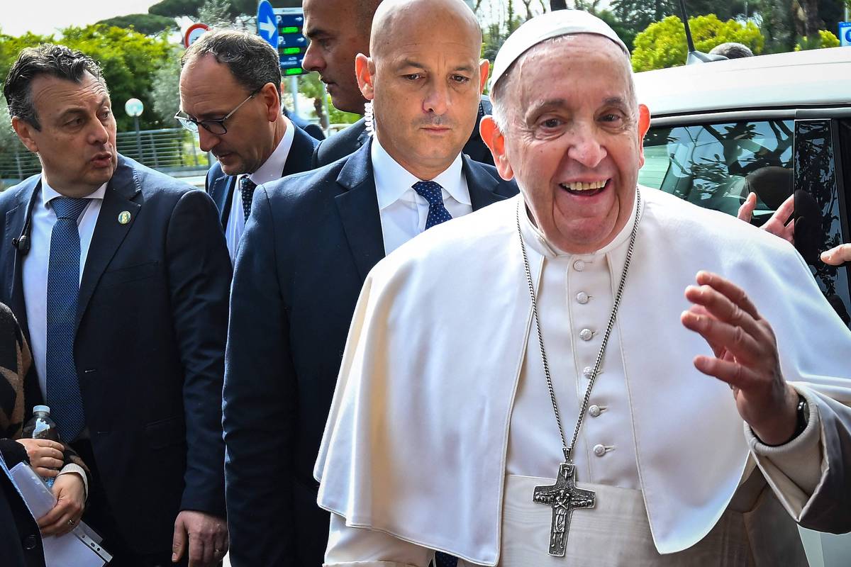 O papa Francisco deixou o hospital neste sábado após receber alta; ele tratava uma bronquite