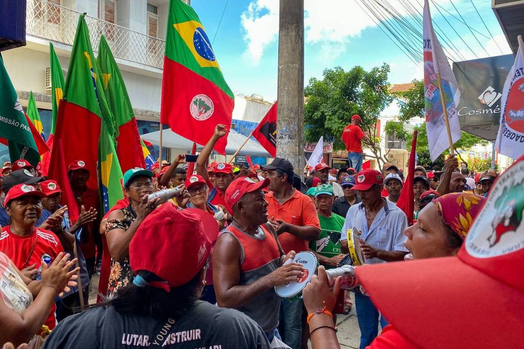 Membros do MST em invasão à sede do Incra em Maceió (AL) Membros do MST em invasão à sede do Incra em Maceió (AL)