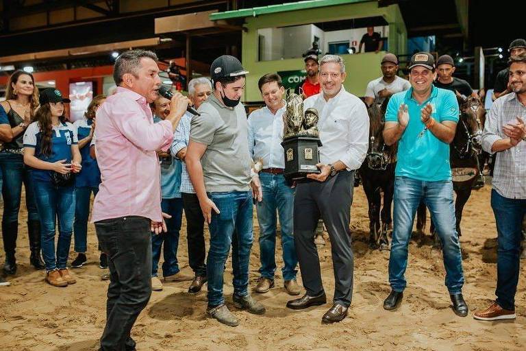 Políticos negociam animais e surfam na popularidade do tema; cavalo vira nome de praça no interior de SP