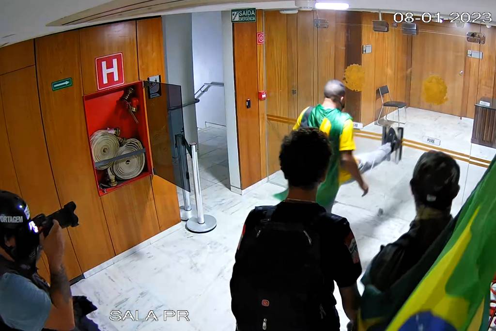 Vídeos do circuito interno da Presidência mostram homem chutando porta; nove militares do GSI depõem neste domingo