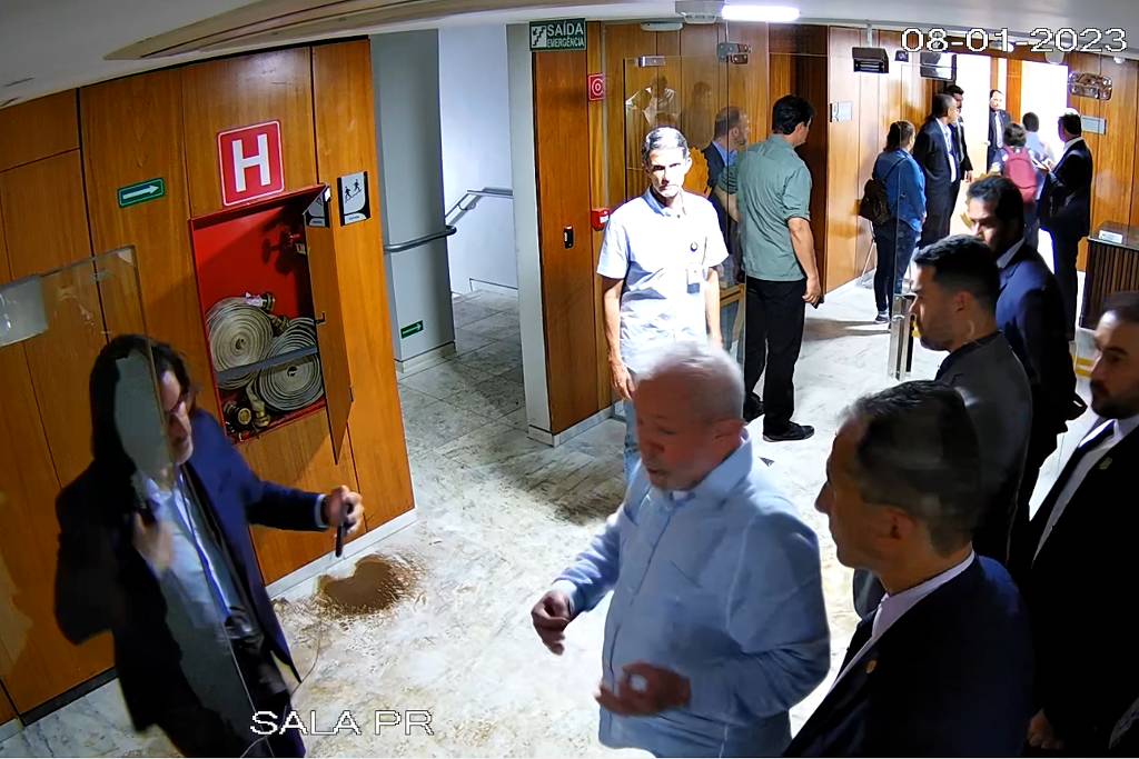 Presidente aparece gesticulando e apontando sinais do vandalismo pouco tempo após chegar ao Planalto Presidente aparece gesticulando e apontando sinais do vandalismo pouco tempo após chegar ao Planalto
