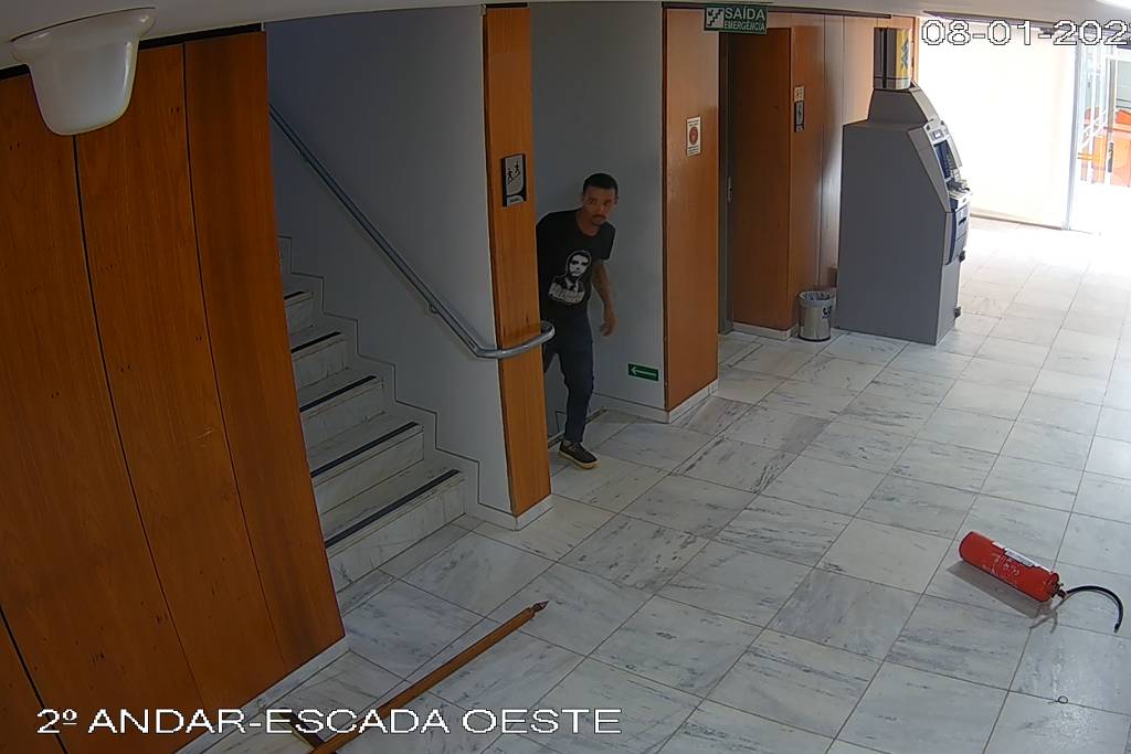 Homem circula perto da sala do GSI, no térreo, às 15h22 do dia 8/1, e destrói relógio no terceiro andar às 15h33 Homem circula perto da sala do GSI, no térreo, às 15h22 do dia 8/1, e destrói relógio no terceiro andar às 15h33
