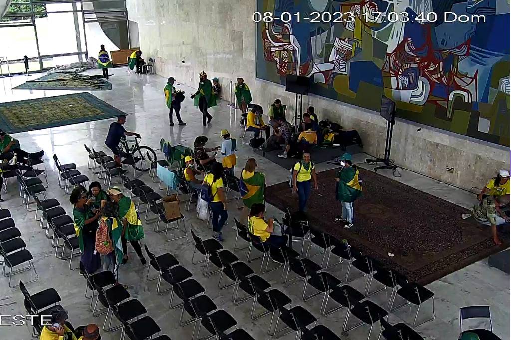 Golpistas descansam no Salão Oeste do Palácio do Planalto