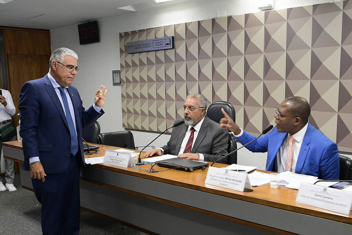 O senador Eduardo Girão (Novo-CE), à esq., exibe réplica de feto ao ministro Silvio Almeida (à dir.)