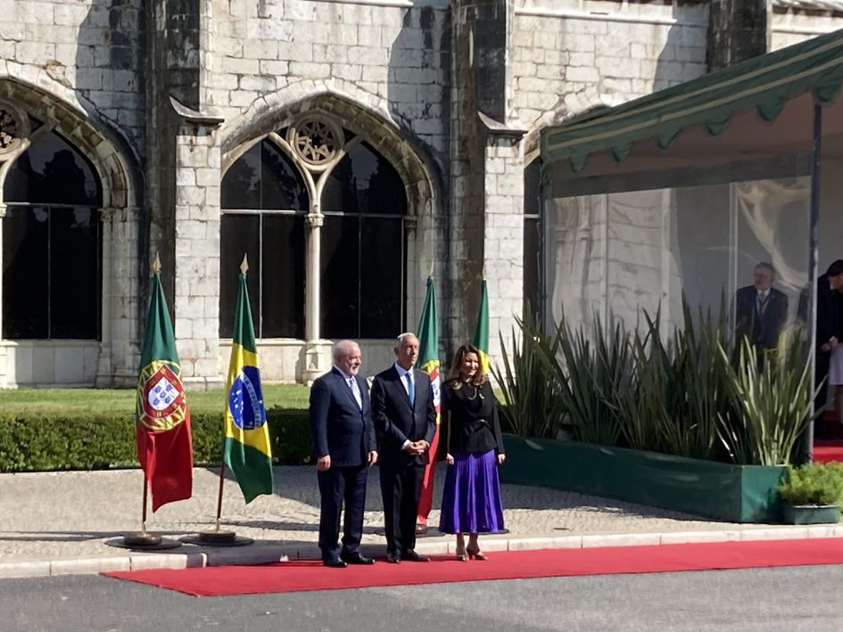 Presidente brasileiro foi recebido pelo presidente português em cerimônia especial de boas-vindas e iniciou sua agenda formal na capital do país