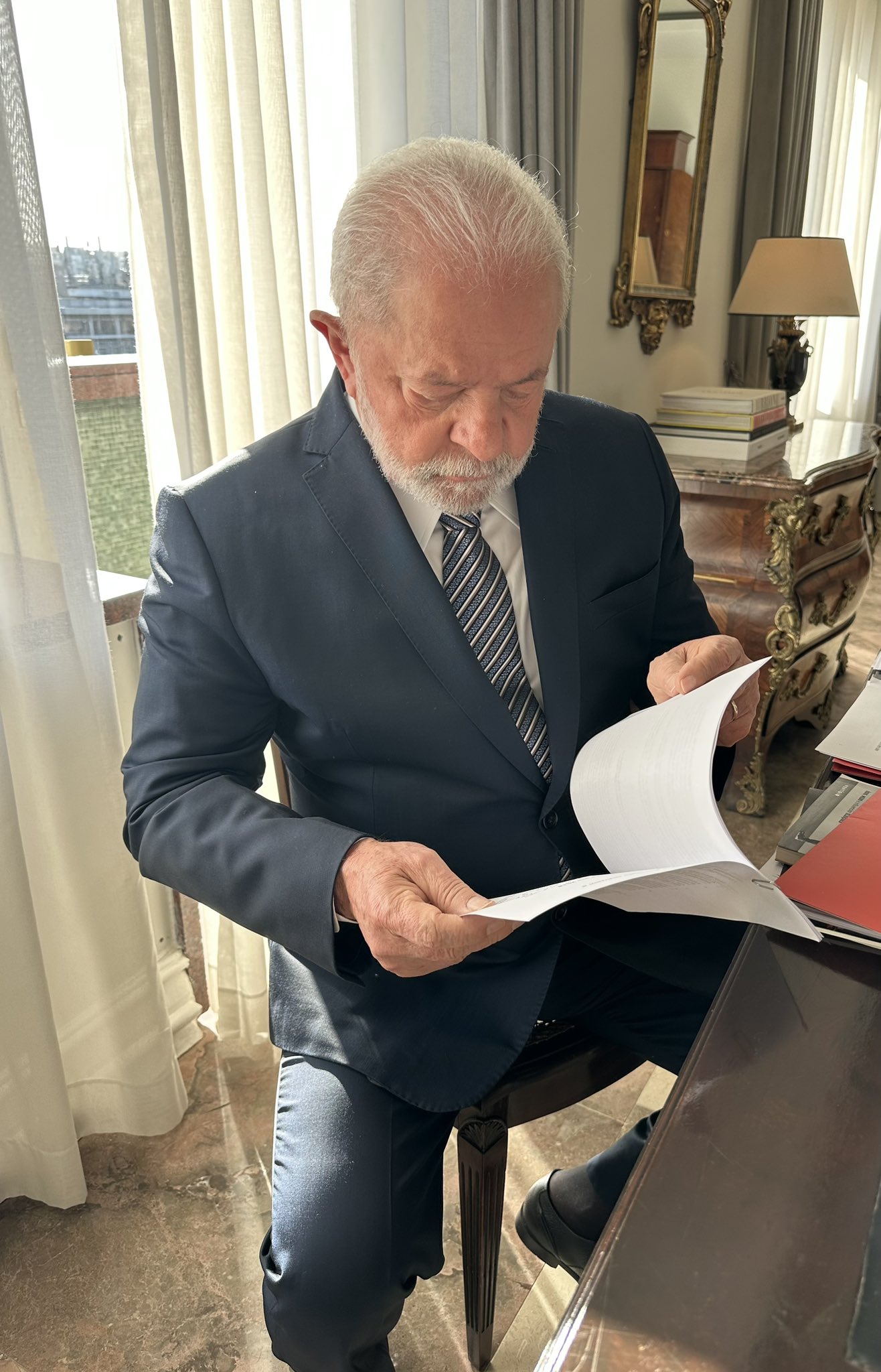 Primeira-dama foi a uma loja da Ermenegildo Zegna, próxima ao hotel em que está hospedada com o presidente Lula, comprar uma gravata para o petista; Janja escreveu que o presidente estava ‘lindo’ com o novo acessório