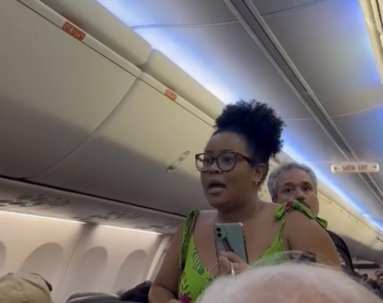 Mulher negra é expulsa de voo após se recusar a despachar mochila e passageiros reagem