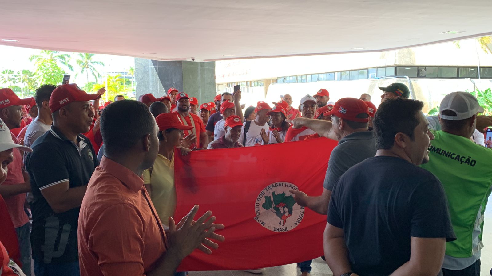 Grupo está na entrada principal da Assembleia Grupo está na entrada principal da Assembleia