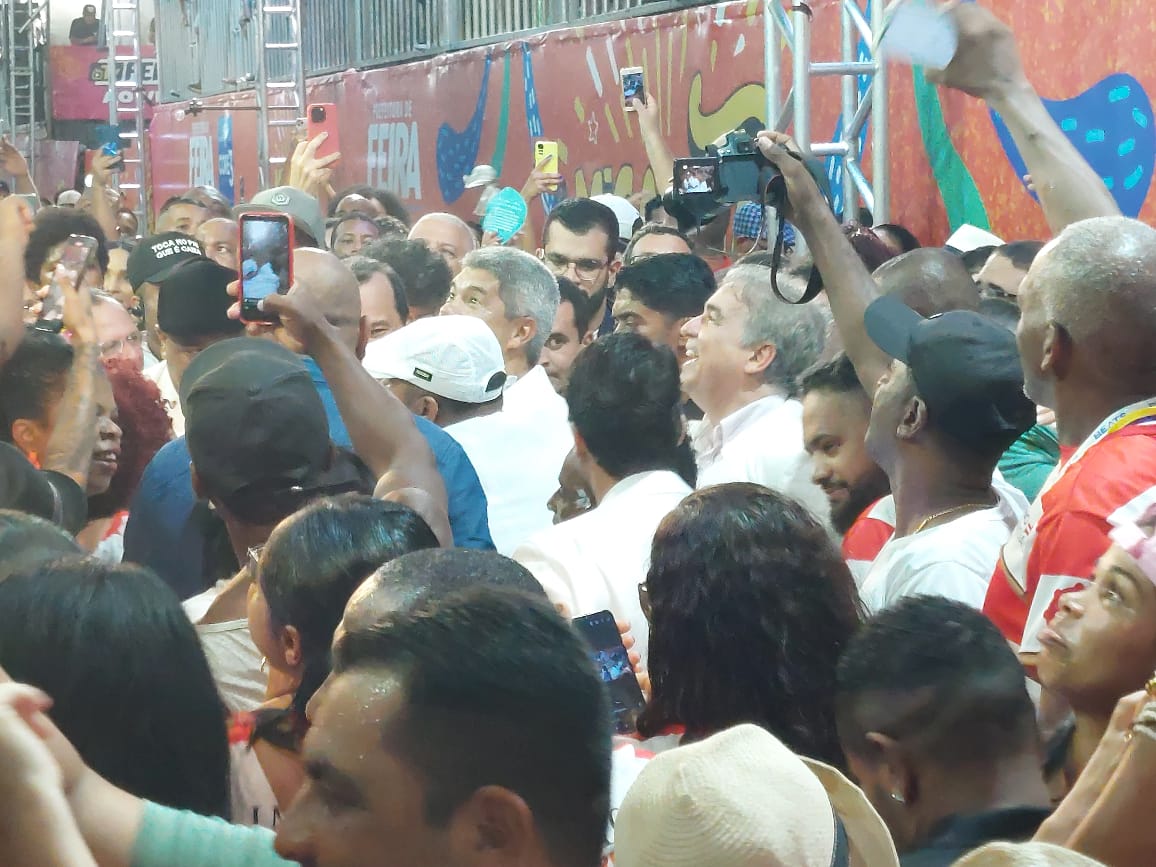 Jerônimo permaneceu no circuito, acompanhado do vice-governador, Geraldo Júnior, secretários e autoridades, antes de prestigiar o show de Ivete Sangalo, uma das atrações patrocinadas pelo governo