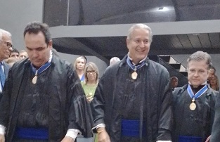 Os desembargadores eleitorais Moacyr Pitta Lima e Pedro Godinho conduziram Abelardo da Matta no TRE