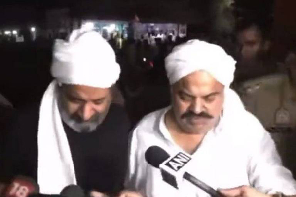 Atiq Ahmed (à dir.) e seu irmão Ashraf durante entrevista pouco antes de assassinatos