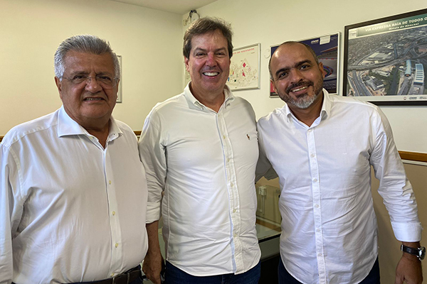 O deputado federal Bacelar (PV), o presidente da Conder, José Trindade, e o presidente da UGT-BA, Marcelo Carvalho O deputado federal Bacelar (PV), o presidente da Conder, José Trindade, e o presidente da UGT-BA, Marcelo Carvalho