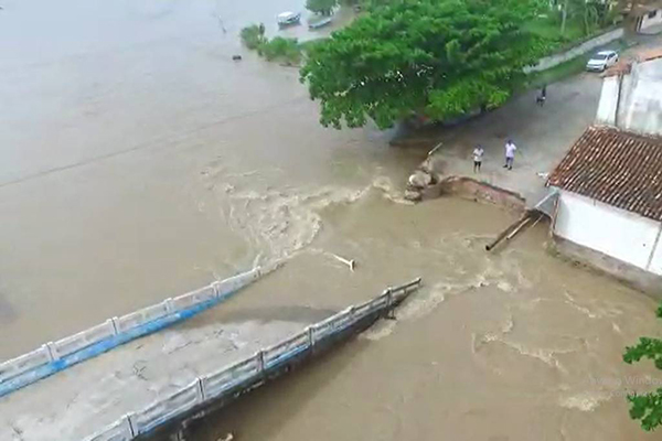 Cabeceira da ponte do rio Yaya cede após fortes chuvas em Santa Cruz Cabrália (BA) 