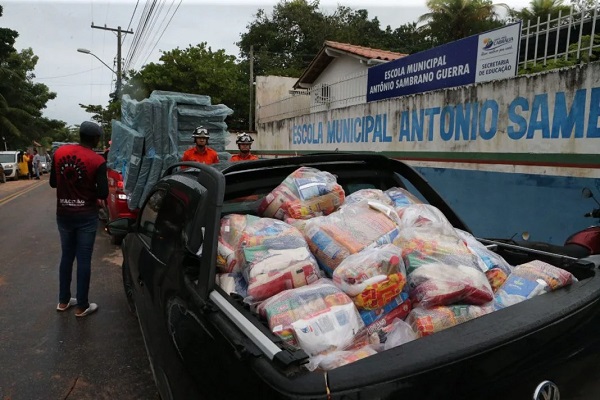 Caminhão com donativos para vítimas das chuvas na Bahia