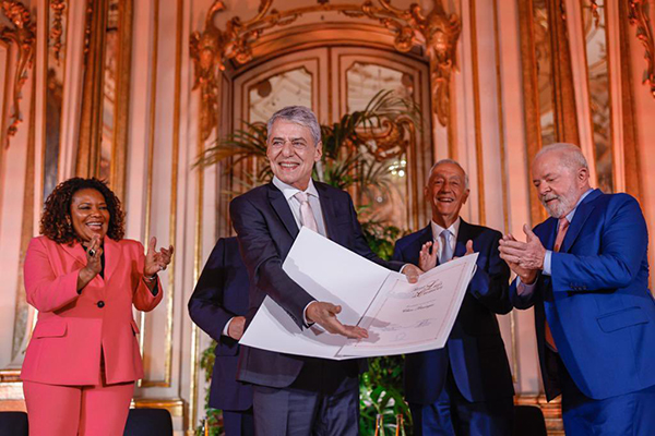 O cantor e escritor Chico Buarque recebe o prêmio Camões pelas mãos de Lula em cerimônia em Lisboa O cantor e escritor Chico Buarque recebe o prêmio Camões pelas mãos de Lula em cerimônia em Lisboa