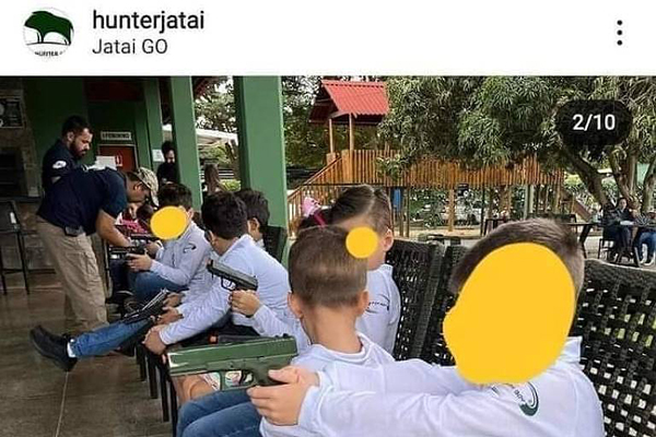 Fotos que mostravam crianças manuseando pistolas de airsoft em curso mirim foram retiradas dos perfis do Clube Hunter, de Goiás