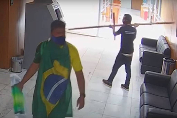 Invasores depredam Palácio do Planalto em imagem de câmeras de segurança no dia 8 de janeiro Invasores depredam Palácio do Planalto em imagem de câmeras de segurança no dia 8 de janeiro