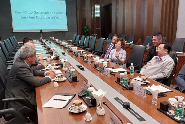 Governador Jerônimo Rodrigues (PT) em reunião com representantes da empresa BYD, na China