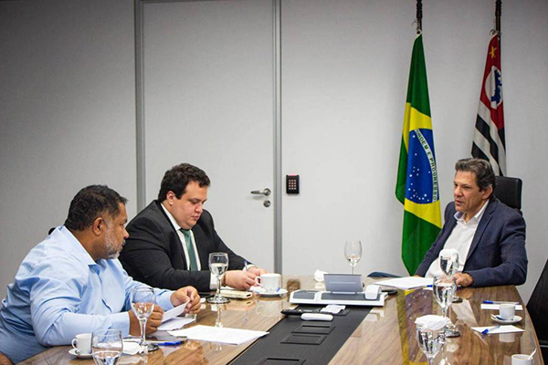 João Paulo Rodrigues, do MST (à esq.), durante reunião com o ministro Fernando Haddad (à dir.), e o chefe de gabinete do ministério, Laio Morais