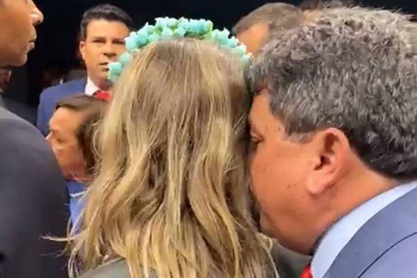 A deputada Júlia Zanatta (PL-SC) é abordada pelo colega Márcio Jerry (PC do B-MA) na Câmara